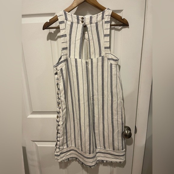 Akemi + Kin Anthropologie linen dress size 4 - buttons down side - with pockets - Picture 8 of 10